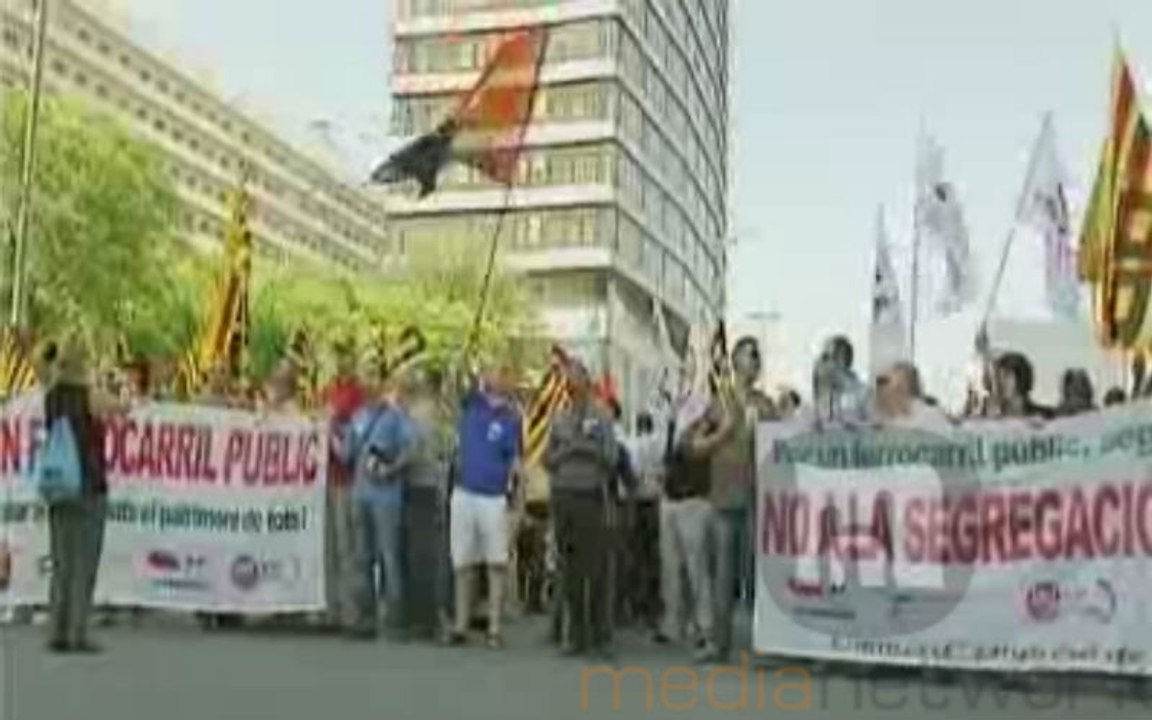 Los trabajadores de RENFE cortan el tráfico y se manifiestan en Barcelona