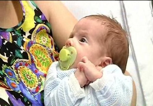 Una mujer tiene un hijo tras sufrir un cáncer de ovario