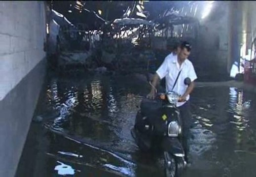 Un incendio en Sevilla quema cinco autobuses