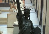 Una réplica de la estatua de la libertad se exhibe en el museo Orsay