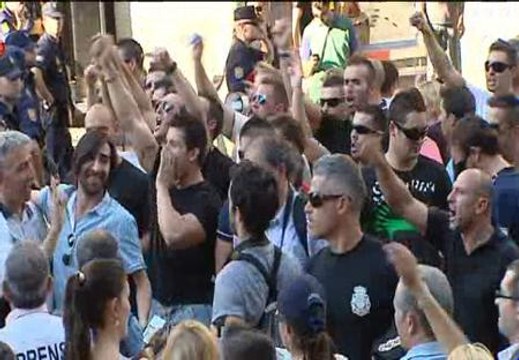 Protesta de funcionarios frente a la sede del PP