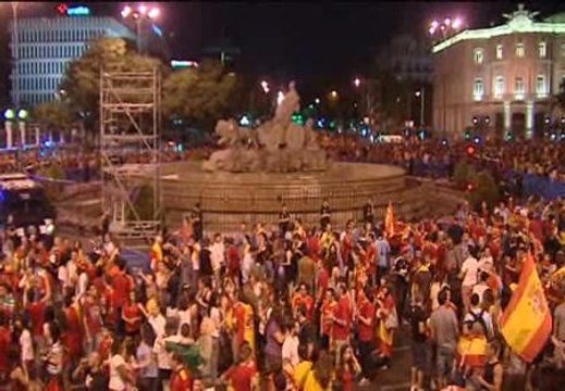 Miles de aficionados celebran en Cibeles la victoria