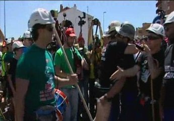 Descargar video: Emotivo encuentro de los mineros de Asturias y Castilla León en La Robla, León