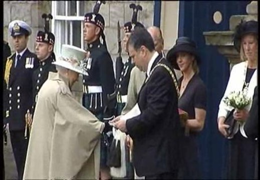 Isabel II recibe las llaves de la ciudad de Edimburgo