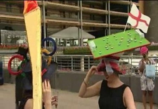 Estrambóticos sombreros desfilan por las carreras de Ascot