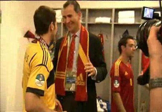 El príncipe felicita a los jugadores en el vestuario