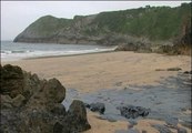 Un vertido de fuel de una central térmica obliga a cerrar playas asturianas