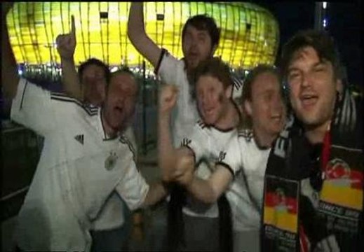 Aficionados griegos y alemanes, hermanados tras el partido