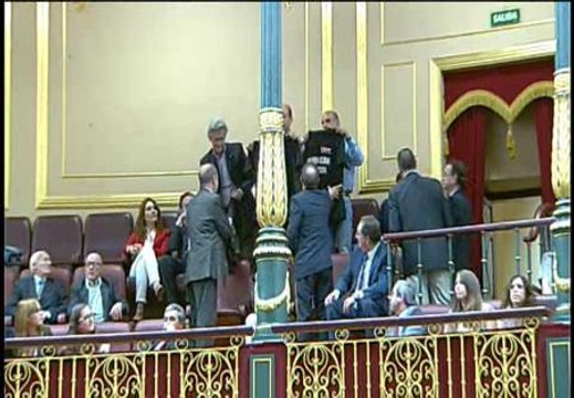 Expulsados del Congreso por exhibir camisetas con mensajes a favor de los mineros