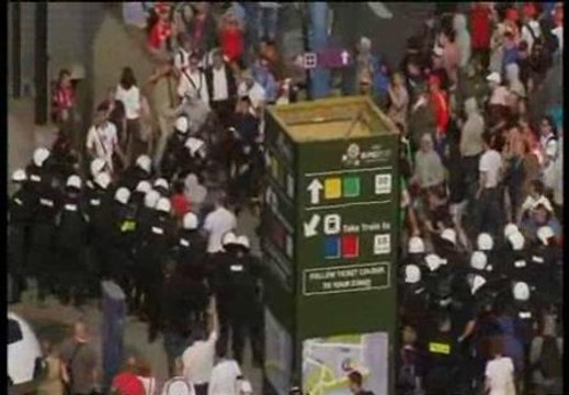 Batalla campal entre hinchas polacos y rusos