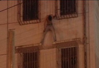 Evitan que un hombre salte de la fachada de un edificio