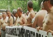 Protesta de 200 extrabajadores de Santana Motor semidesnudos
