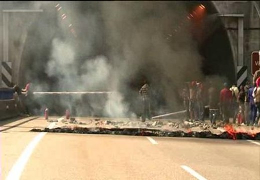 La policía carga contra los mineros en Ciñera, León