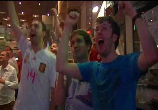 Cientos de personas se reúnen en Barcelona para seguir el partido de España