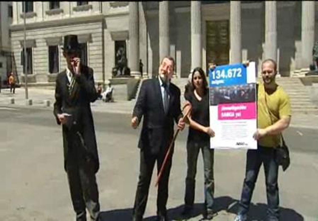 Denuncian que Rajoy pide dinero a los españoles para dárselo a los banqueros