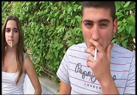 Jóvenes enganchados al cigarro