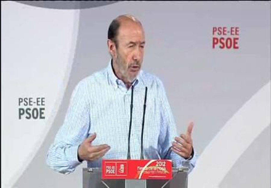 Rubalcaba pide a Rajoy que "deje de hablar mal" de las instituciones españolas