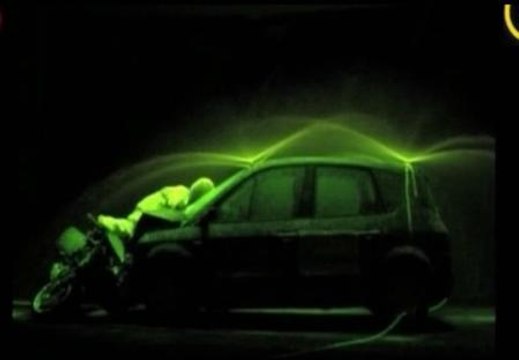 Crean invento para iluminar vehículos en caso de accidente