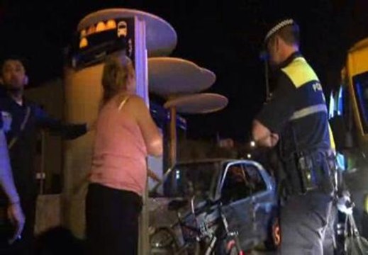 Cuatro personas heridasal estrellarse un coche con un autobús y una parada