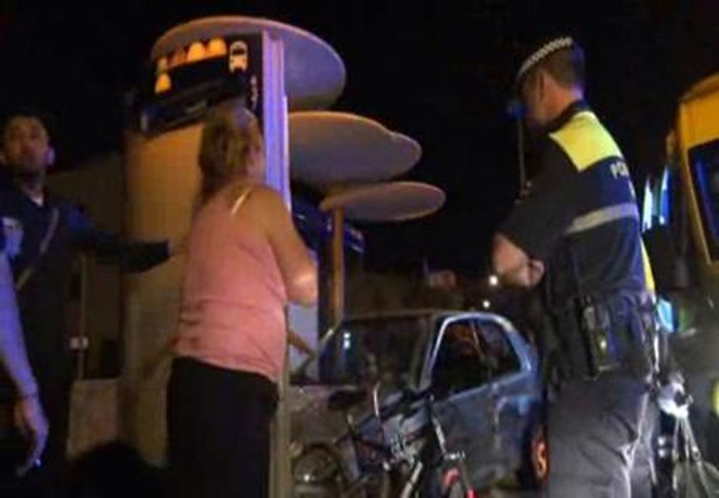 Cuatro personas heridasal estrellarse un coche con un autobús y una parada