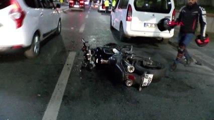 Üsküdar'da Motosiklet Otomobille Çarpıştı: 2 Yaralı
