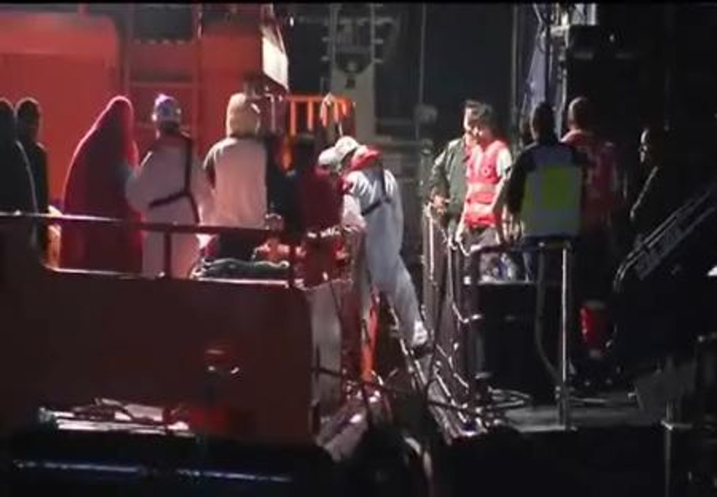 56 inmigrantes rescatados de una patera a punto de hundirse