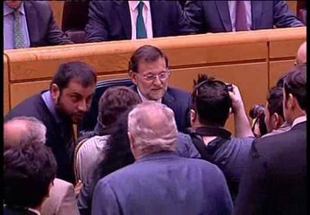 Un senador del PSOE aborda a Rajoy con un casco de minero