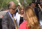 Una mujer interpela a Montoro sobre el futuro de Bankia en plena calle