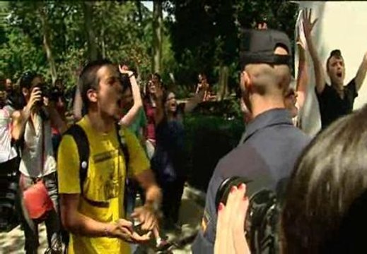 Protesta de estudiantes contra el ministro Wert en la Feria del Libro