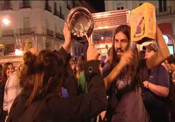 El 15-M celebra con una cacerolada nocturna su primer aniversario