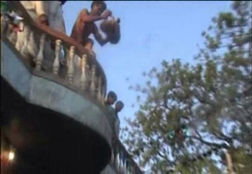 Lanzan a niños desde 15 metros de altura para que tengan suerte