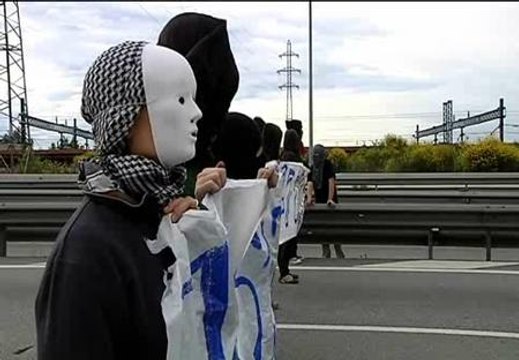 Estudiantes de la Autónoma de Barcelona cortan la AP-7