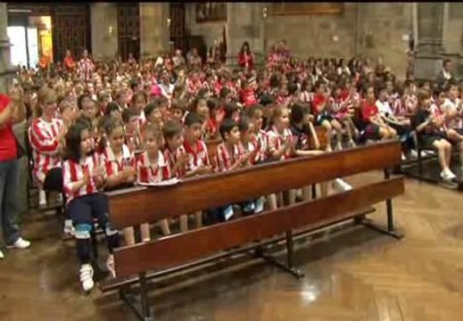 Los más pequeños seguidores del Athletic ante la Virgen de Begoña