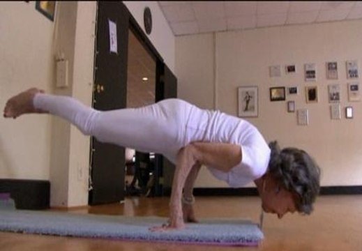 Una mujer se convierte en la profesora de yoga con más edad del mundo