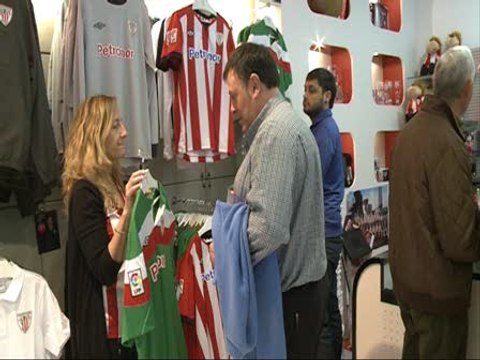 La tienda del Athletic se abarrota de clientes