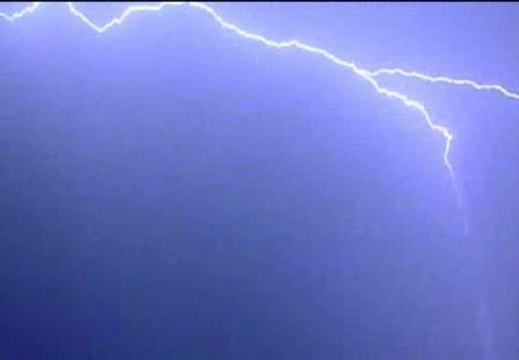 Un hombre resulta herido leve por un rayo en Madrid