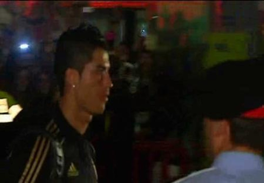 Decenas de aficionados despiden al Real Madrid en El Prat