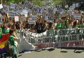 Miles de estudiantes protestan contra los recortes