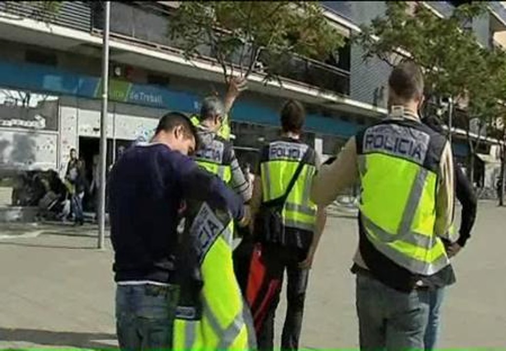 La policía registra las oficinas del INEM de Badalona