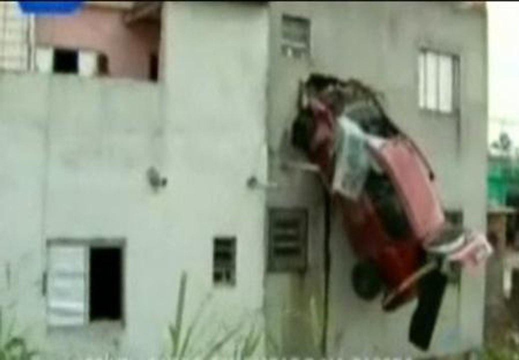 Impactantes imágenes de un coche empotrado en un edificio