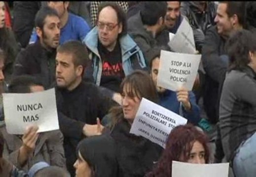 Decenas de personas se concentran en homenaje a Iñigo Cabacas