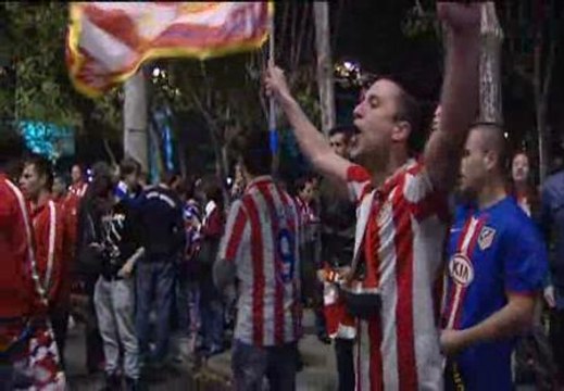 La afición del Atlético celebra en Neptuno el pase a la final