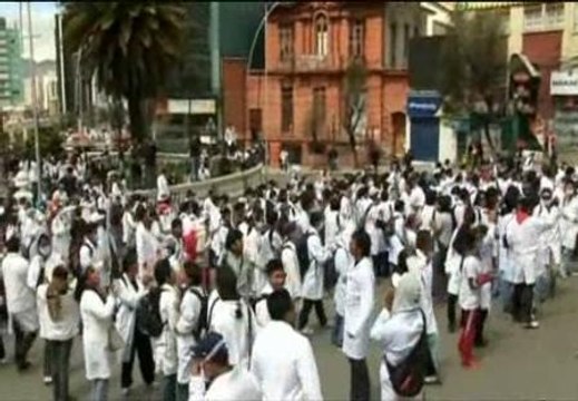 Los estudiantes de medicina protestan en Bolivia por los cambios en el sistema educativo