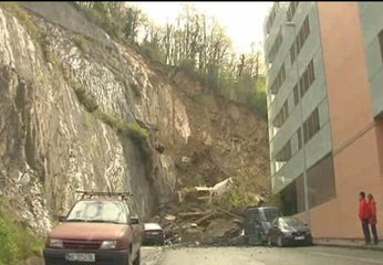 El desprendimiento de la ladera de un monte causa alarma en Ermua