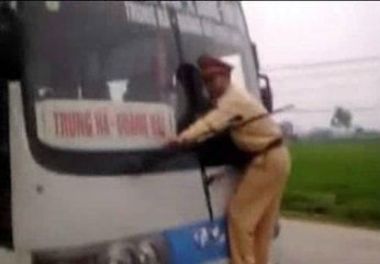 Un policía recorre más de un kilómetro colgando de un limpiaparabrisas