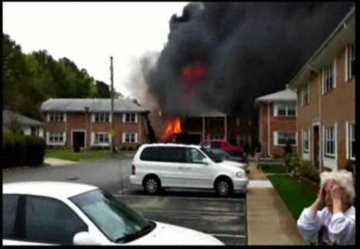 Varios heridos al estrellarse un F18 contra varias viviendas en Virginia