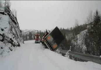 Camión y grúa montaña abajo