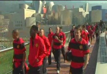 El Manchester United pasea por Bilbao unas horas antes del encuentro