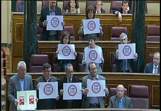 Los diputados de IU muestran carteles con la convocatoria de huelga en la sesión de control
