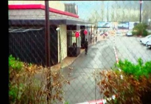 Imágenes del momento en el que un ex empleado siembra el pánico en una hamburguesería de Madrid